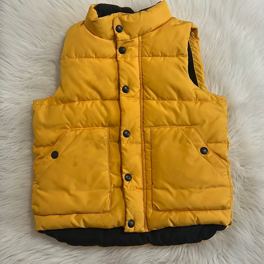 Cute boy's vest, Size 4 years, Yellow color, BabyGAP brand.